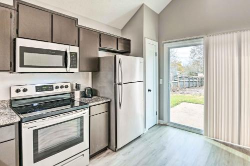 Cozy Home with Yard about 12 Mi to Dtwn Nashville! in Madison, USA