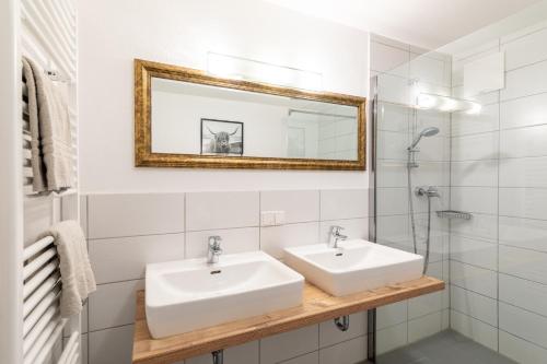 Two-Bedroom Apartment with Garden and Mountain View image 10