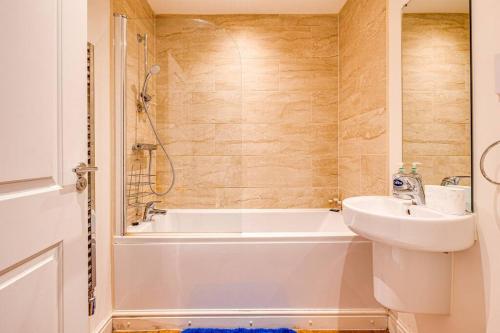 Shower, Cosy 2 Bedroom Home in Wigan in Wigan