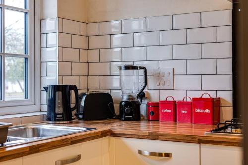 Bếp, Cosy 2 Bedroom Home in Wigan in Wigan