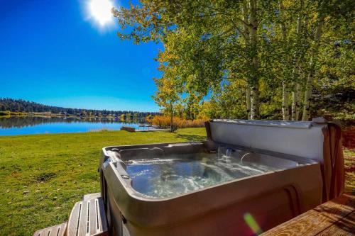 Pagosa Lakefront Home with Hot Tub, AandC, and Canoe! in Pagosa Springs, USA