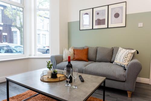 Keith House - Air Host & Stay - Free Parking, Liverpool