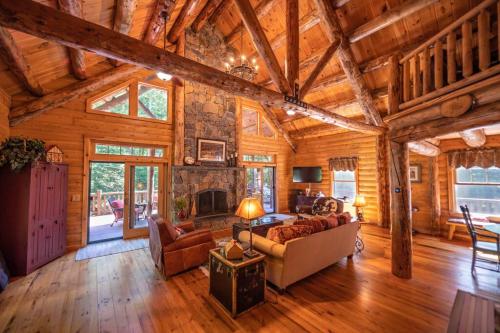 Luxe Log cabin with hot tub/spa/steam room! in Wilmington, USA