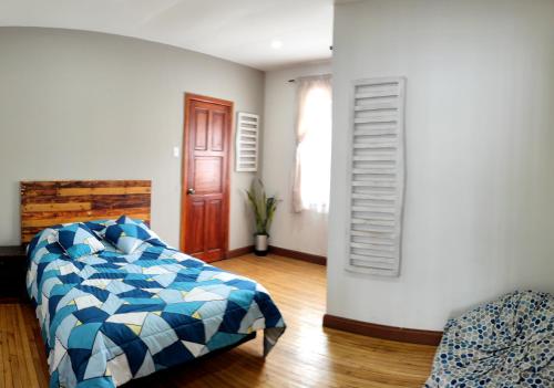 1 queen bed, 1 twin bed