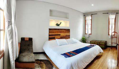 1 king bed, 3 twin beds