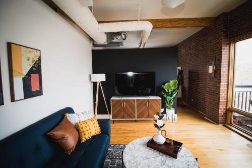 Spacious Loft Over Coffee Shop - Romantic Downtown Escape