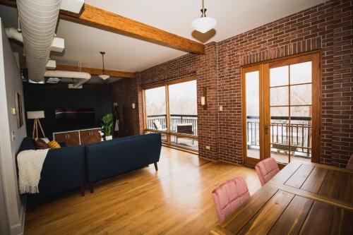 Spacious Loft Over Coffee Shop - Romantic Downtown Escape