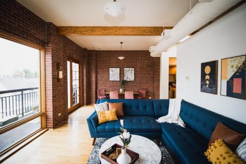 Spacious Loft Over Coffee Shop - Romantic Downtown Escape