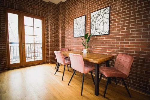 Spacious Loft Over Coffee Shop - Romantic Downtown Escape