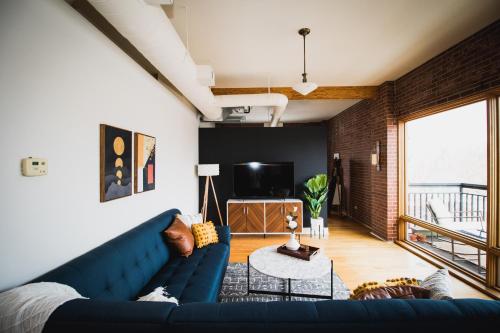 Spacious Loft Over Coffee Shop - Romantic Downtown Escape