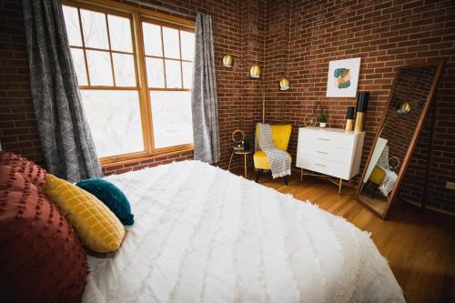 Spacious Loft Over Coffee Shop - Romantic Downtown Escape