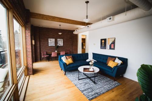 Spacious Loft Over Coffee Shop - Romantic Downtown Escape