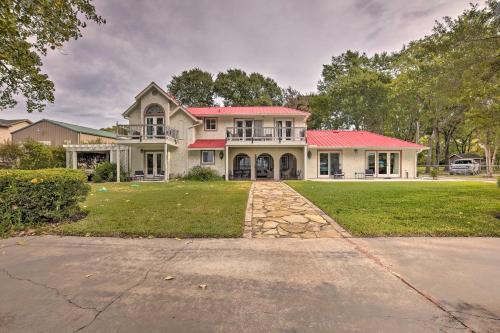 Modern Lake Conroe House with Lakefront Park and Deck! in Willis (TX)