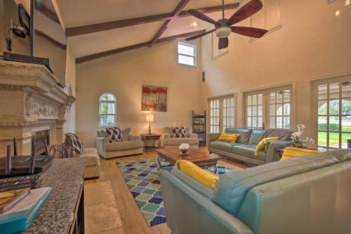 Modern Lake Conroe House with Lakefront Park and Deck! in Willis (TX)