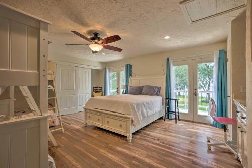 Modern Lake Conroe House with Lakefront Park and Deck! in Willis (TX)