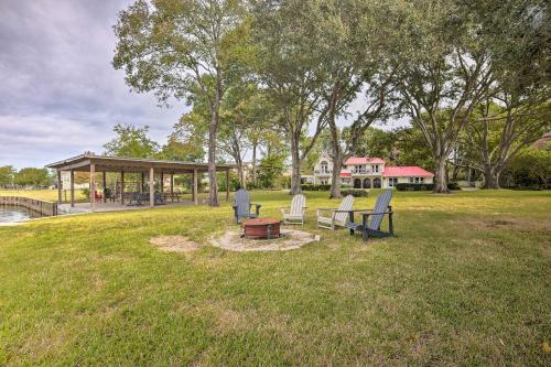 Modern Lake Conroe House with Lakefront Park and Deck! in Willis (TX)