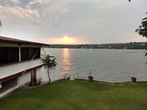 Habitación independiente a pie del lago con AC in Tequesquitengo, Mexico