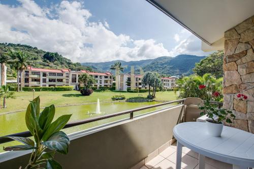 酒店外观, CR MARIPOSA RENTALS Lakeview PENTHOUSE with office space, pool, gym, tennis in 奥罗河