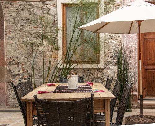 405385408 Orchid House San Miguel de Allende