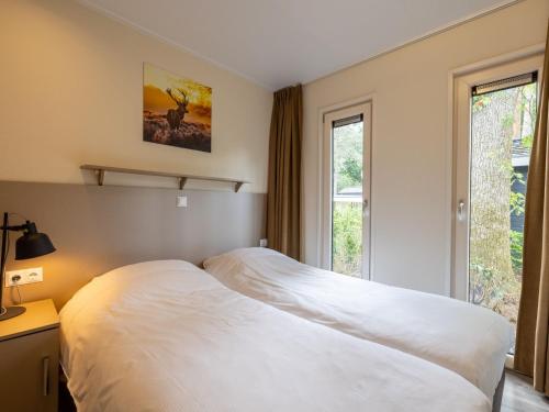 Cozy chalet with a jetty nearby De Veluwe - image 11