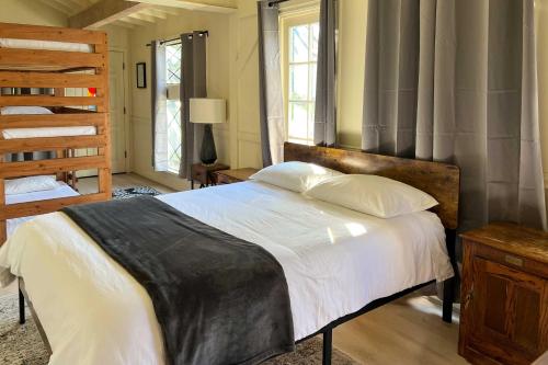 Boho-Chic Home with Game Room Near Lake Gregory! Boho-Chic Home with Game Room Near Lake Gregory!