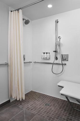 Premium Queen Room Accessible image 1