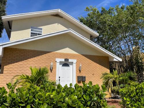 View, 4BR Downtown House Near Beach, Pet Friendly in Central Park