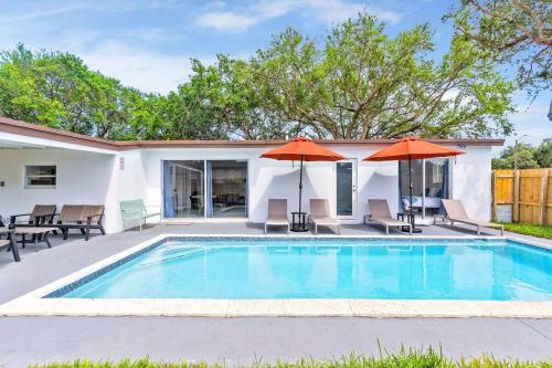 Modern Getaway 4BRs House with Pool and Game Room in Hollywood, USA