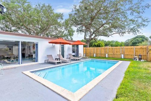 Modern Getaway 4BRs House with Pool and Game Room in Hollywood, USA