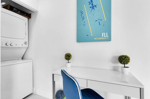 Modern Getaway 4BRs House with Pool and Game Room in Hollywood, USA