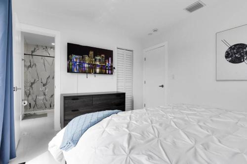 Modern Getaway 4BRs House with Pool and Game Room in Hollywood, USA