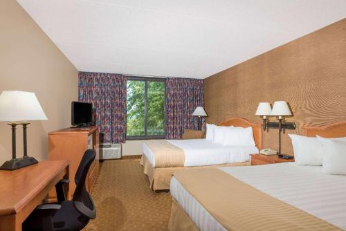 Ramada by Wyndham Watertown Thousand in Watertown, USA