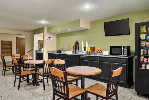 Essen und Erfrischungen, Super 8 By Wyndham Maysville Ky in Maysville (KY)