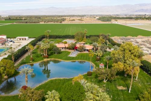 Paradiso by AvantStay Pool Lake Fire Pit Billiards Room Elegant Secluded Estate