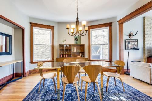 Garage Parking - Vintage Charm - and a Fabulous Location! Easily Enjoy the Best of Chicago! in Logan Square