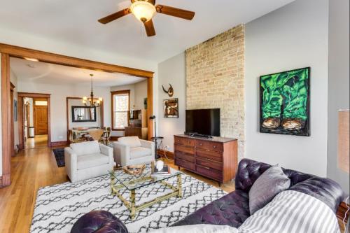 Garage Parking - Vintage Charm - and a Fabulous Location! Easily Enjoy the Best of Chicago! in Logan Square