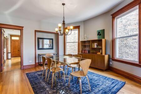 Garage Parking - Vintage Charm - and a Fabulous Location! Easily Enjoy the Best of Chicago! in Logan Square