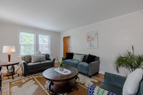 Enjoy Evanston! Slow Down After a Busy Day Sight Seeing - Walking Distance from Public Transportation apts - image 2