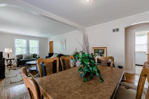 Enjoy Evanston! Slow Down After a Busy Day Sight Seeing - Walking Distance from Public Transportation apts - image 3