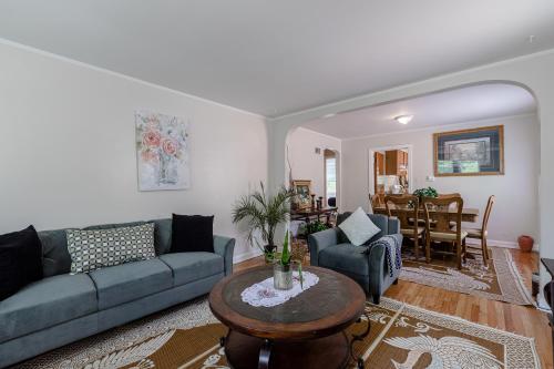 Enjoy Evanston! Slow Down After a Busy Day Sight Seeing - Walking Distance from Public Transportation apts - image 14