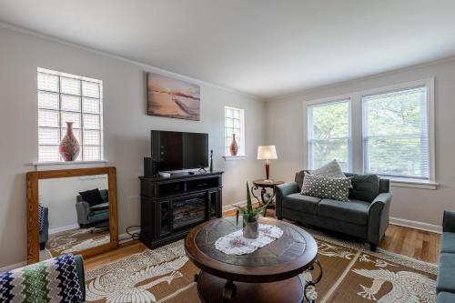 Enjoy Evanston! Slow Down After a Busy Day Sight Seeing - Walking Distance from Public Transportation apts - image 11