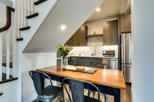 Old Town Chicago at it's finest! Pet Friendly & Recently Renovated Top-Floor Condo Has Everything Yo in Old Town