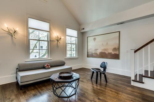 Old Town Chicago at it's finest! Pet Friendly & Recently Renovated Top-Floor Condo Has Everything Yo in Old Town