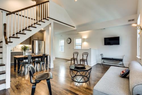 Old Town Chicago at it's finest! Pet Friendly & Recently Renovated Top-Floor Condo Has Everything Yo in Old Town