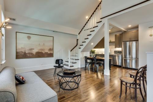 Old Town Chicago at it's finest! Pet Friendly & Recently Renovated Top-Floor Condo Has Everything Yo in Old Town