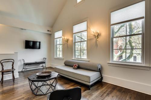 Old Town Chicago at it's finest! Pet Friendly & Recently Renovated Top-Floor Condo Has Everything Yo in Old Town