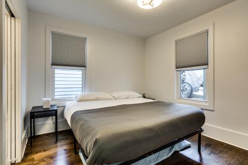 Old Town Chicago at it's finest! Pet Friendly & Recently Renovated Top-Floor Condo Has Everything Yo in Old Town