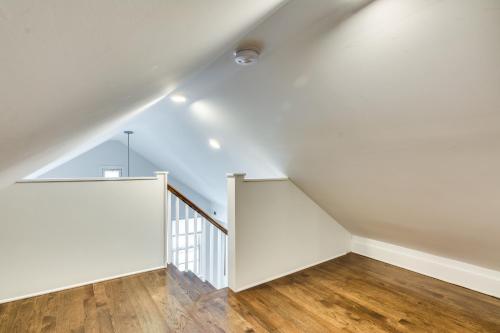 Old Town Chicago at it's finest! Pet Friendly & Recently Renovated Top-Floor Condo Has Everything Yo in Old Town
