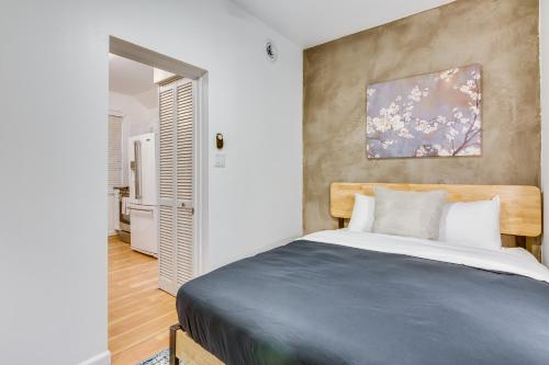 Cozy 2BR West Town Apt Ideal for Mid-Term Stays - image 3