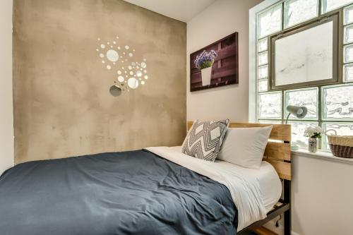 Cozy 2BR West Town Apt Ideal for Mid-Term Stays - image 2